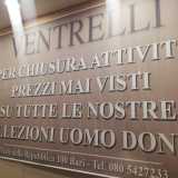 Le parole stampate sul manifesto apposto sulle vetrine dello storico negozio di abbigliamento barese �Ventrelli� che ne annunciano la chiusura